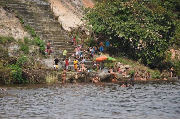 Orla sem praia no período de chuvas, na Ponta Negra, em Manaus - AM